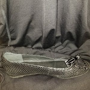 Womens Donald Pilner flats